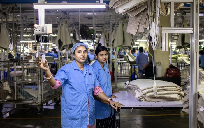 Article Image for Hybrid Work Models Reshaping International Labor Trends